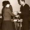 1967-Kol. Piszczek wręcza nagrodę kol. Jarzembowskiej